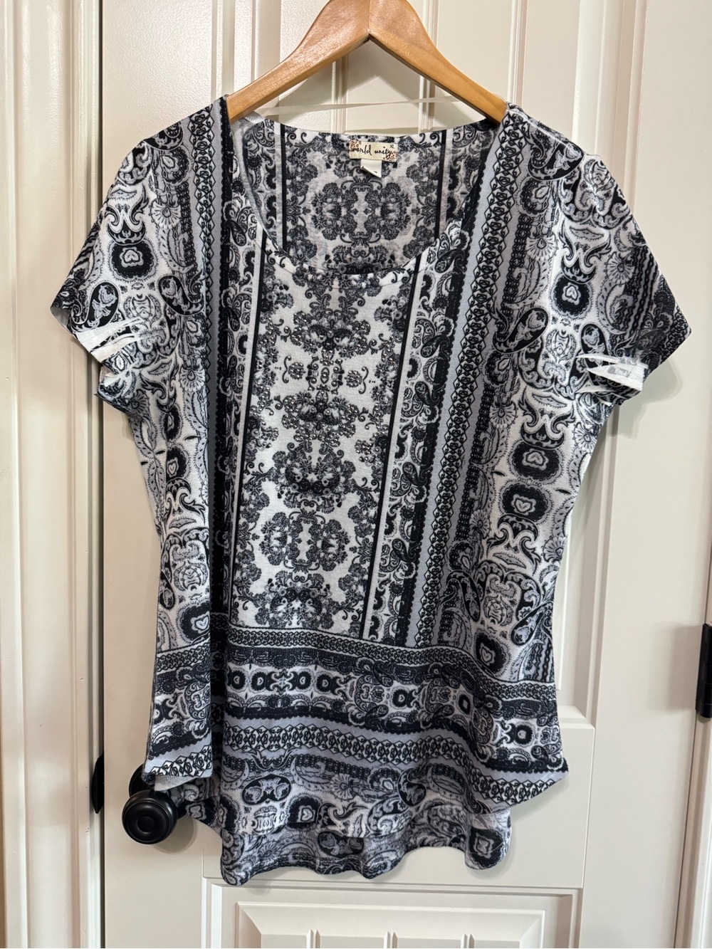 World Unity Women's XL Black White Paisley Geometric Blouse Top Curved Hem